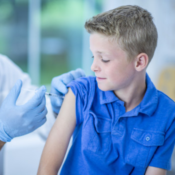 Los niños varones también deben vacunarse del virus del papiloma humano