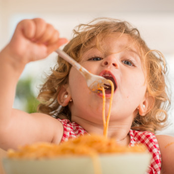 4 peligrosos problemas que tienen los niños que comen deprisa