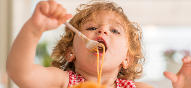 niños que comen deprisa