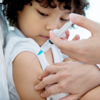 Las vacunas infantiles se ponen en el brazo o muslo y no en el glúteo