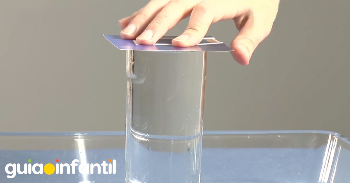 Cómo hacer el experimento del agua que no cae