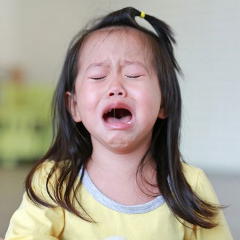 Cómo hacer frente a los niños que lloran a gritos