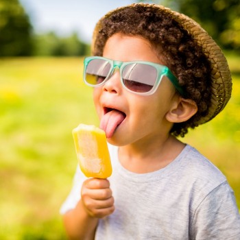 Cómo daña el sol a los ojos de los niños
