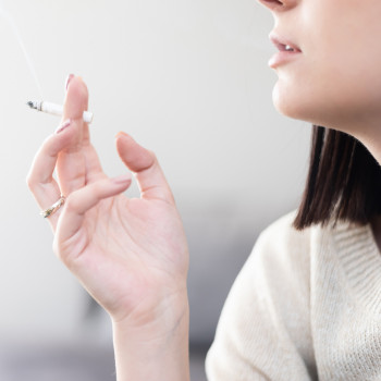 Por qué no debes fumar si estás dando el pecho