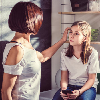 Cómo ayudar a tu hijo adolescente a manejar sus emociones en 6 pasos