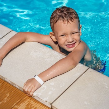 Niños bien vigilados en la piscina