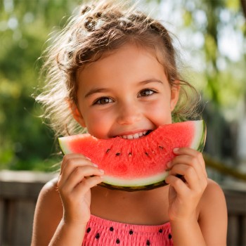 Los 8 alimentos hidratantes para niños y cómo incluirlos en su dieta