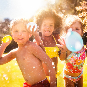 Juegos con agua para sobrevivir a un verano sin piscina con los niños