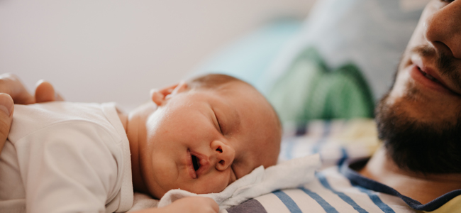 El importante papel de los padres en el posparto