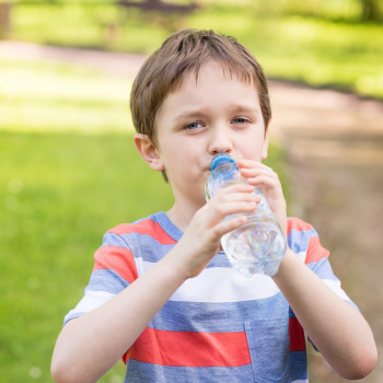 Lo que no debemos hacer si el niño está deshidratado