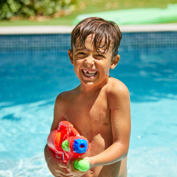 La peligrosa diversión de que los niños jueguen con pistolas de agua
