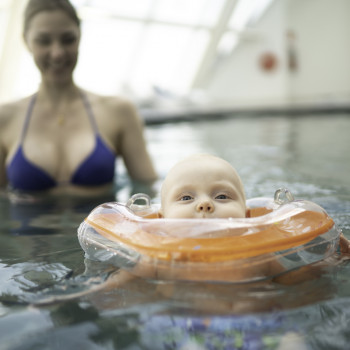 Por qué no son recomendables los flotadores al cuello en bebés
