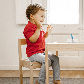 Para qué sirve y cómo sacarle partido a una mesa de luz para niños