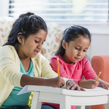 Dictados por parejas, un juego original para que los niños repasen lengua