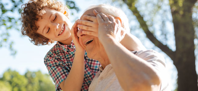 los nietos cuidan y juegan con sus abuelos