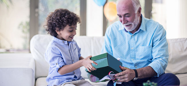 10 ideas de regalos para abuelos modernos (de parte de nietos)