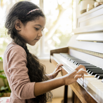 El error de usar las actividades extraescolares de los niños como niñera