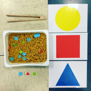 Fabrica una sencilla bandeja sensorial DIY para los niños de 2 a 3 años