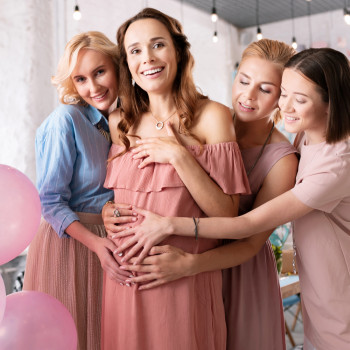 Qué regalar a una embarazada en su baby shower (ideas útiles y originales)