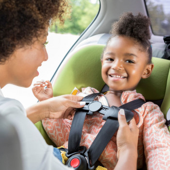 Niños de 8 años deben seguir usando sillas de seguridad en el coche