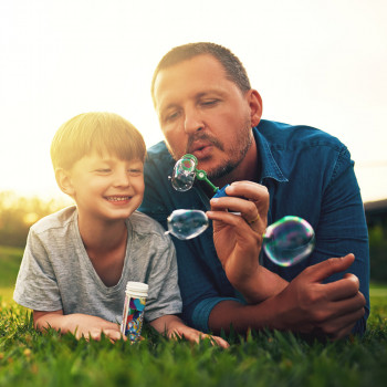 Los juegos de un padre para que su hijo pase unas vacaciones divertidas