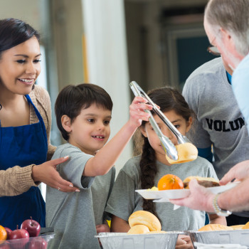 Por qué y cómo animar a los niños a que participen en un voluntariado