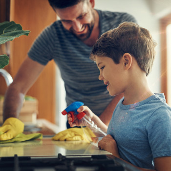 Las tareas que los niños pueden asumir estas vacaciones según su edad