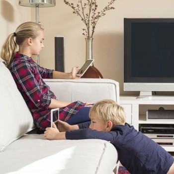 Por qué los niños solo deben usar las nuevas tecnologías en el salón de casa