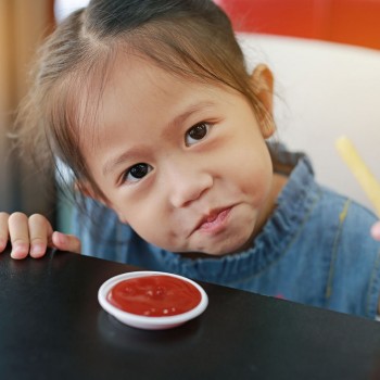 Por qué tus hijos no deben tomar mucho ketchup