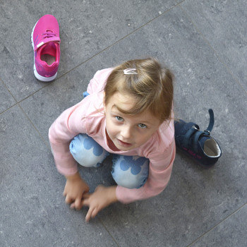 El peligro para la salud de un niño de heredar zapatos de su hermano