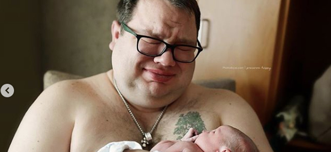 Las lágrimas de un padre al abrazar a su bebé arcoíris por primera vez