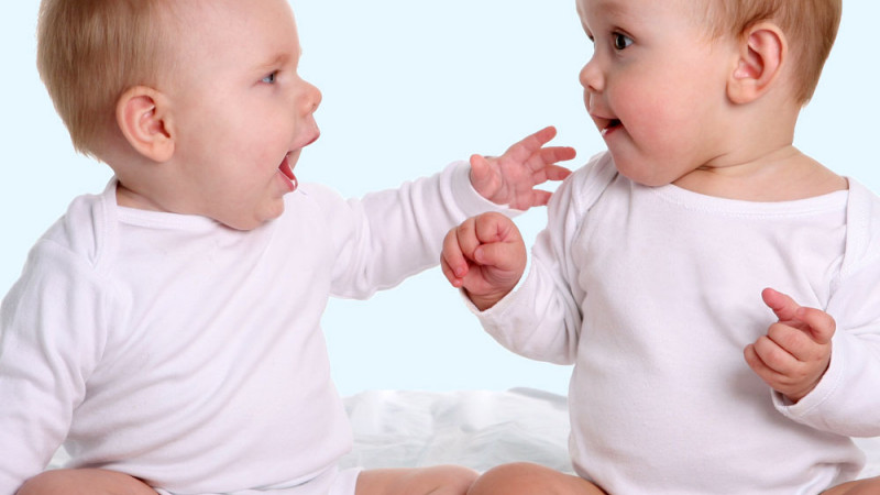 Bebés gemelos teniendo una divertida conversación
