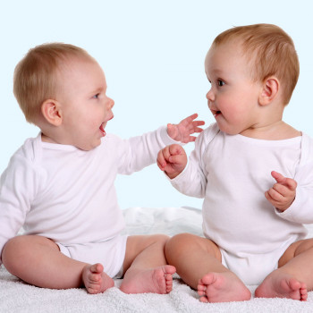 Bebés gemelos teniendo una divertida conversación