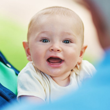 Bebé se asusta cuando su mamá se suena la nariz