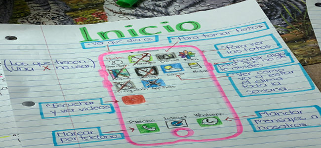 nieta enseña a su abuela a usar el móvil