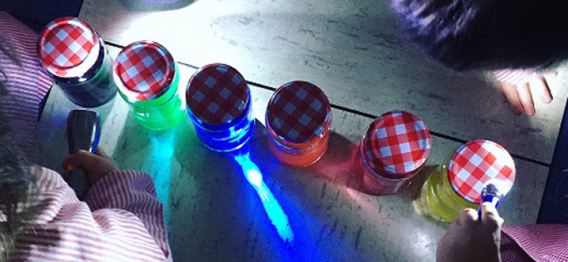 ¡Luces de colores! El experimento con agua más alucinante para niños