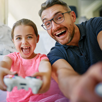 Papás, si jugáis a la consola con vuestra hija, la haréis más feliz
