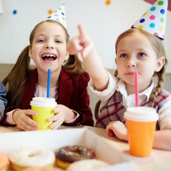 9 Juegos divertidos para los cumpleaños de los niños con vasos y pajitas