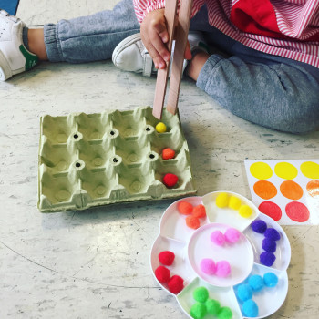 Una vistosa actividad de lógica y atención para niños, ¡con pompones!