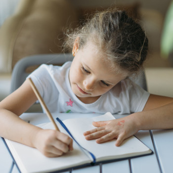 14 dictados cortos que también educan en valores a los niños