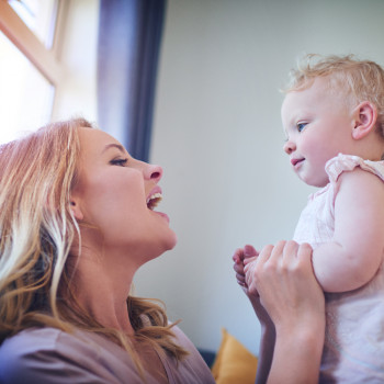 La razón por la que los niños dicen antes papá que mamá
