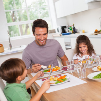 4 cosas que no debes decir a los niños en la mesa durante la comida