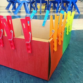 Juego DIY de las pinzas arcoíris para enseñar los colores a los niños