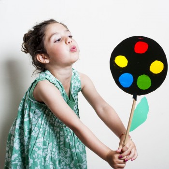 Rueda cromática para mezclar colores. Experimento para niños