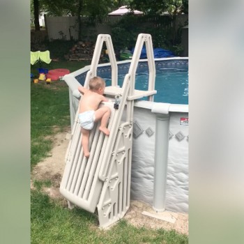 El vídeo que muestra que no sirven las medidas de seguridad para bebés en las piscinas