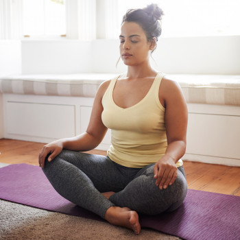 Posturas de yoga que deben evitar las mujeres en el posparto