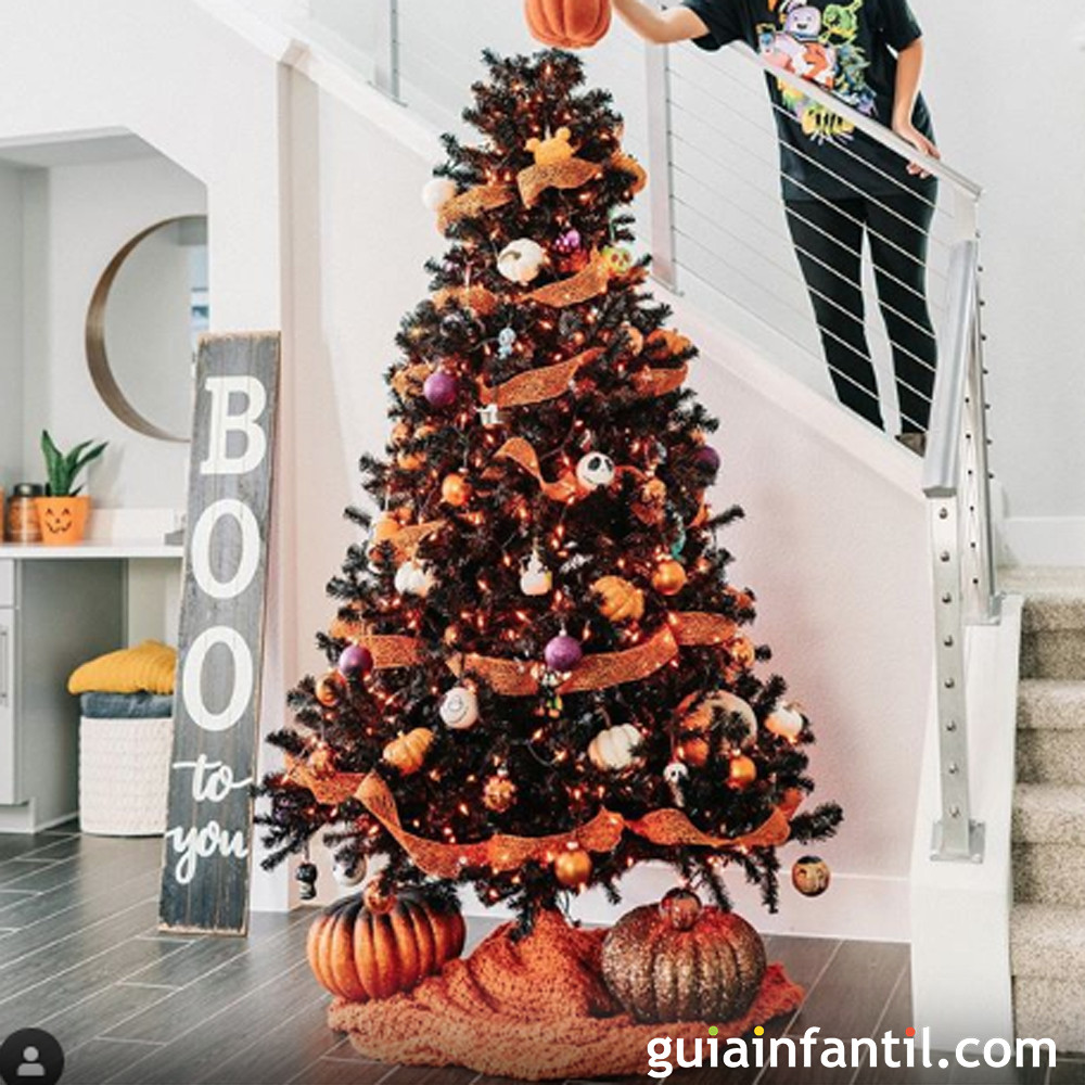 La nueva moda de decorar el árbol de Navidad con adornos de Halloween