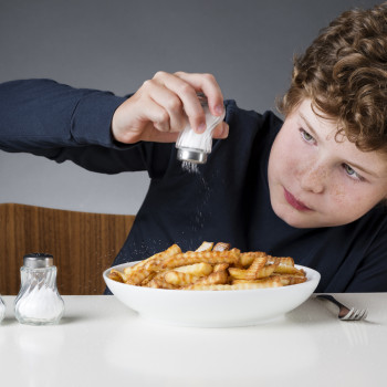 Cuándo empezar a condimentar la comida de los niños con sal, aceite o hierbas