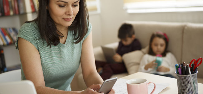 Hijos de padres adictos al teléfono móvil
