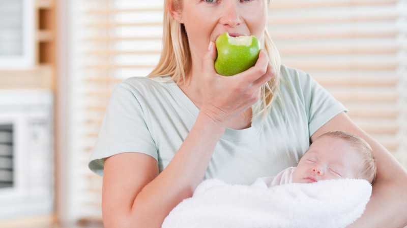 Cómo debe ser la alimentación de la mamá tras el parto